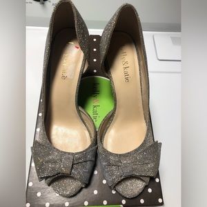 KELLY & KATIE Stunning Silver w Gold Accent Peep-toe Heels